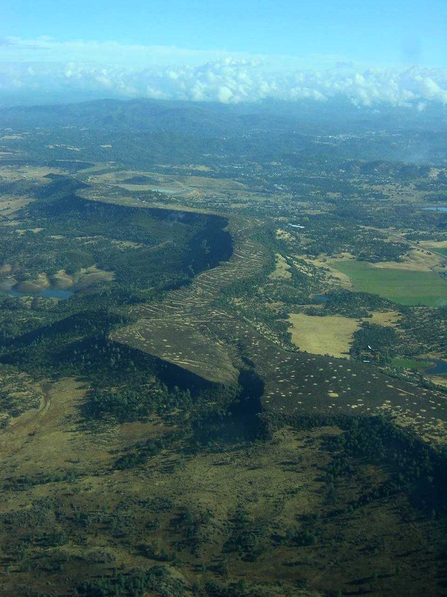 geotripper's tweet photo. https://t.co/cMviSz8PIx If you're a normal person, you've never really wondered how inverted topography happens. But I'm a geologist, so it's fascinating. Here's an aerial exploration of one of the more famous ones, our own Stanislaus Table Mountain in the Sierra Mother Lode. https://t.co/Vk3KChV4IB