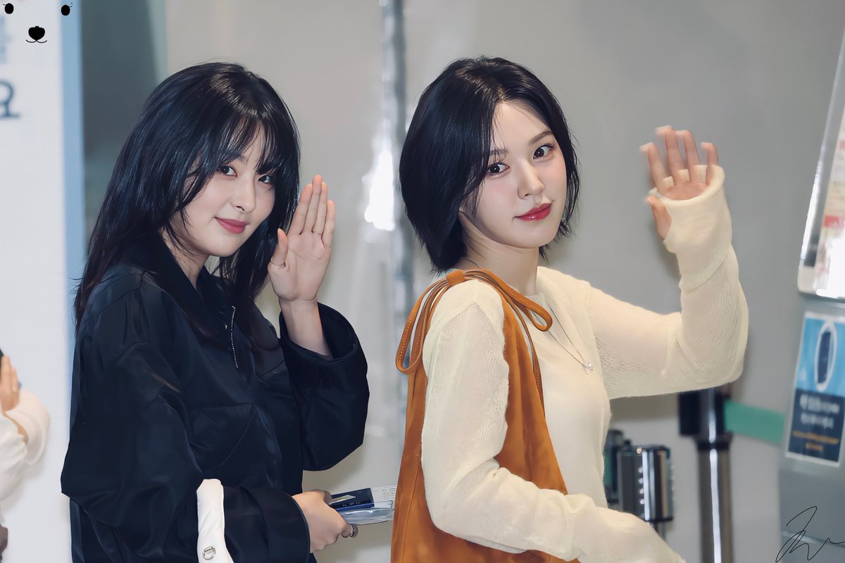 seuldywrites's tweet image. 😊🤚  🙂🤚