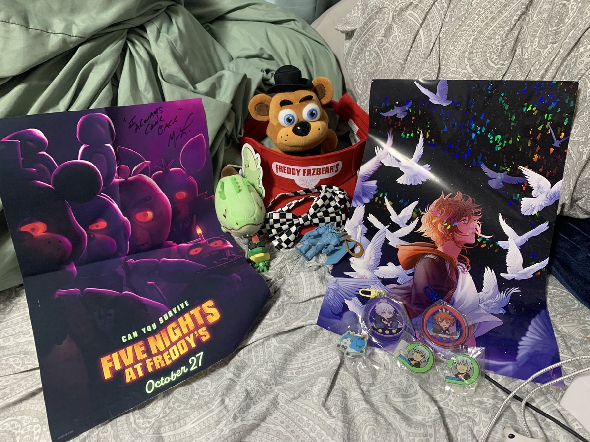 #FanX2023 And that’s a wrap! (My knees hurt ;0;) Thank you @pineapplebreads and @Yaboypolar for the goodies! And thank u Mr. Lillard for signing my poster <3 I’ll cherish these forever <3 <3