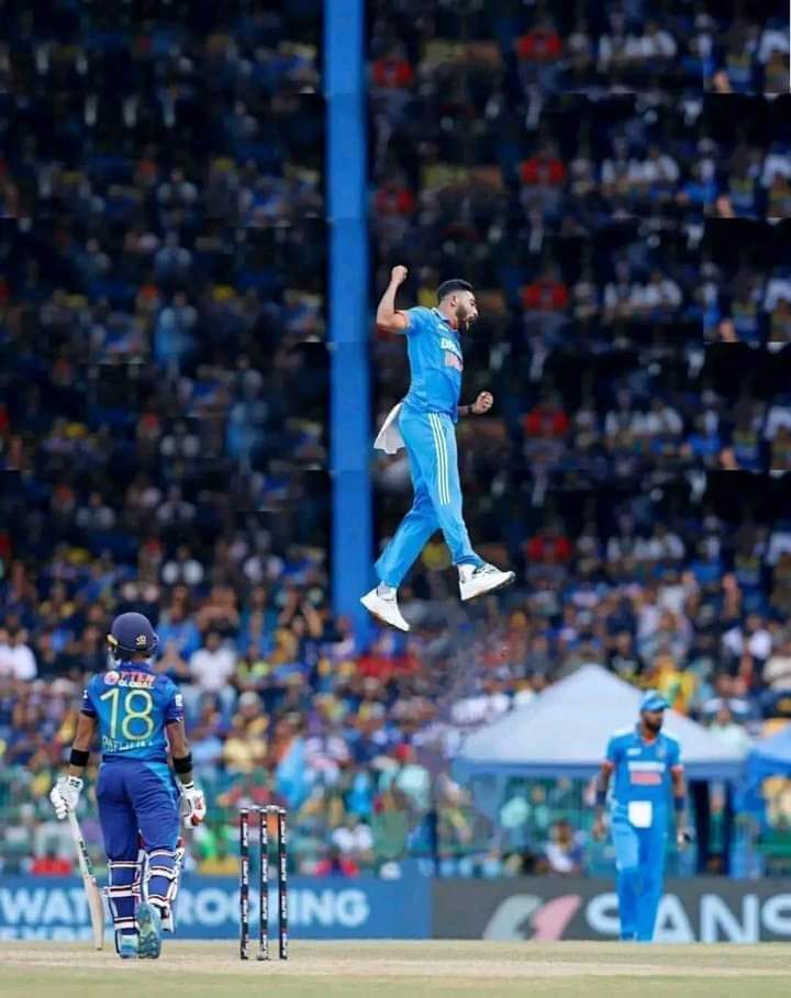 आसान नहीं है इस मुल्क में मुसलमान होना ✍️

यह वही मोहम्मद सिराज है जिसने  6 विकेट लेकर भारत को शानदार जीत दिलाई, ओर ODI Ranking में No.1 है और अफसोस की बात यह है कि भारत की लोकसभा में मुसलमान को गालियां दिए जा रहे हैं, 
love you India 🇮🇳 #stanwithdanishali