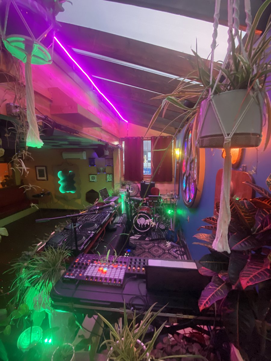 hmngbrdprod's tweet photo. Hideout 9 set up and ready to go! 

8:30-9:30 headnod b2b ikuma
9:30-10:30 hydroglyph
10:30-11:45 3420
11:45-12:45 Path
12:45-1:45 b2b https://t.co/7kMYwsZnSP