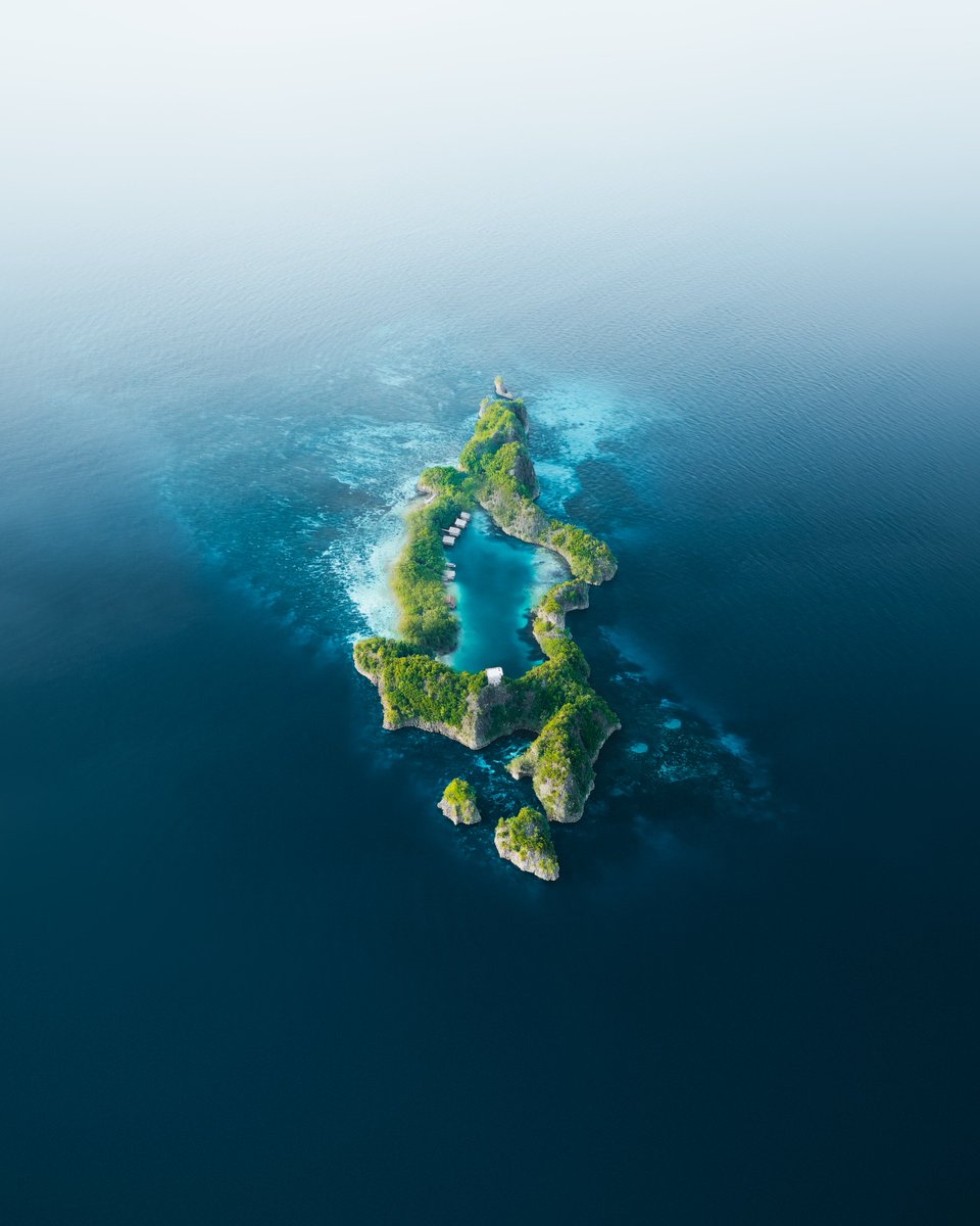 Gm.  The Islands of Raja Ampat are a land of unparalleled natural beauty.  Totally remote.  Serene.  A true tropical paradise.

A T M O S P H E R E

Now available on SuperRare 💎