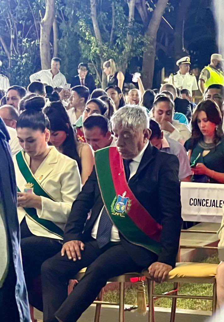 JRMarquezM's tweet photo. El sacrificio de ser autoridad. A pesar del cansancio @ivanariasduran presente en los actos por el 24 de septiembre en #SantaCruz. Su esfuerzo y sacrificio será siempre recordado por los #paceños al igual que su gestión en @LaPazAlcaldia https://t.co/dSKM7yq4tm
