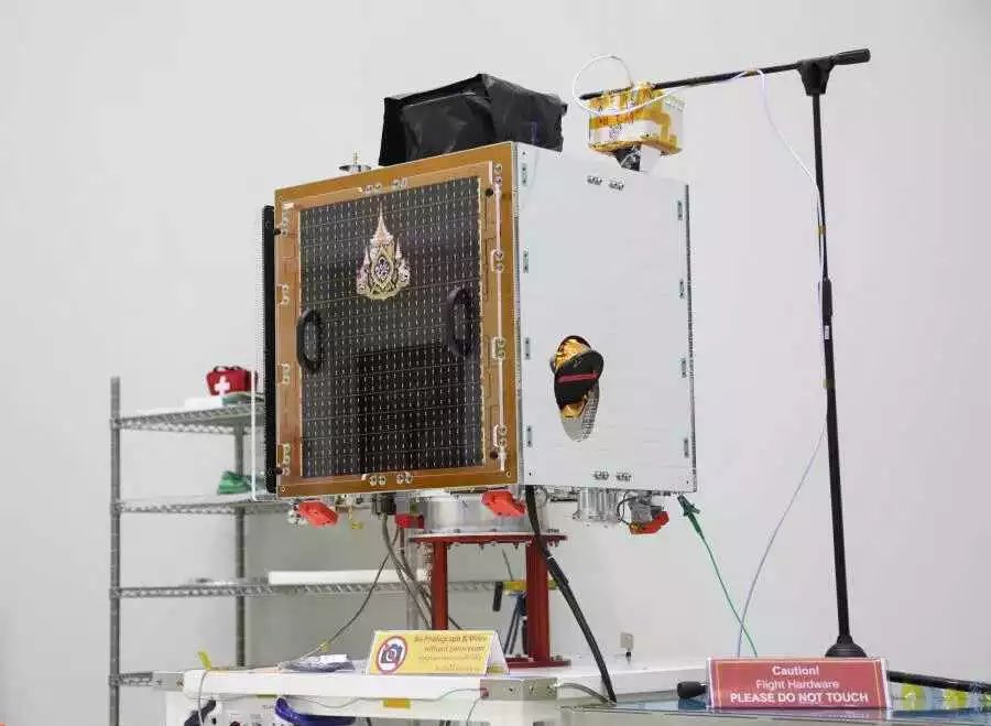 TipananOfficial's tweet image. 🛰️ดาวเทียมลุงตู่! สำเร็จแล้ว ทันสมัยเกินต้าน! ความเจริญทะลุโลกของจริง #THEOS-2A ดาวเทียมฝีมือคนไทย พร้อมทะยานขึ้นอวกาศ และได้ใช้งานปีนี้! แล้วจ้าาาา

สรุปโดย อ้น ทิพานัน ศิริชนะ🙏

📌ทำไมลุงตู่สนับสนุนให้สร้างดาวเทียมโดยคนไทย
✅เพิ่มขีดความสามารถในการแข่งขันธุรกิจ…