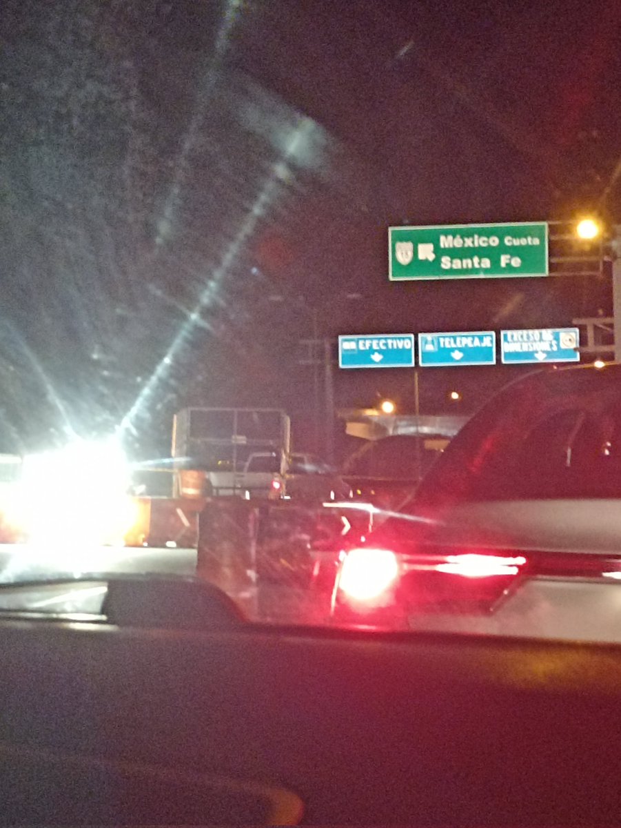 Flacavaladez's tweet photo. @SICTmx Caos en la autopista de cuota Toluca - México, cerrada caseta hacia Santa Fe, desvío hacia carretera libre, cobro pluma 52 pesos. Ni un aviso, ni un policía. Que poca!!! https://t.co/0ZjWWtpUsr