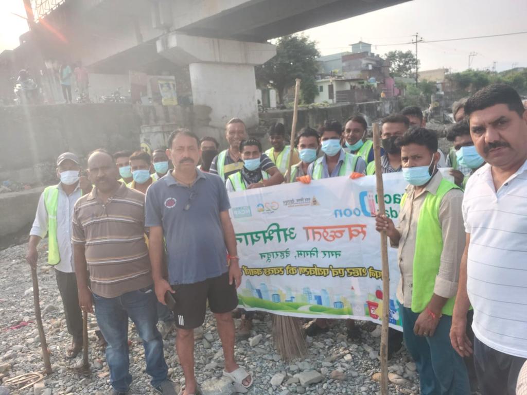 UDDUttarakhand's tweet photo. स्वच्छ नदियां : बेहतर कल का अवसर
Under SHS Fortnight cleaning of Rivers by citizens of Dehradun
#SwachhBharat #GarbageFreeIndia #SHS2023 #YouthVsGarbage #CleanRivers 
#CleanUK https://t.co/7vBfpEbvdL