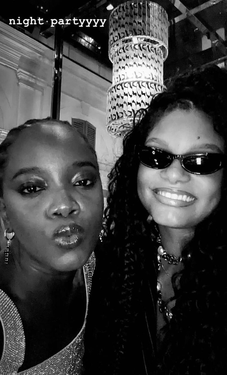portalpqnsereia's tweet photo. 🧜🏽‍♀️🩵🇧🇷🧚🏾 | BESTIES?! Mais uma foto da nossa amada Halle Bailey e a incrível Clara Moneke, dessa vez na  afterparty da Dolce &amp; Gabanna. #MFW #MFW23 https://t.co/WemTP7rBVy