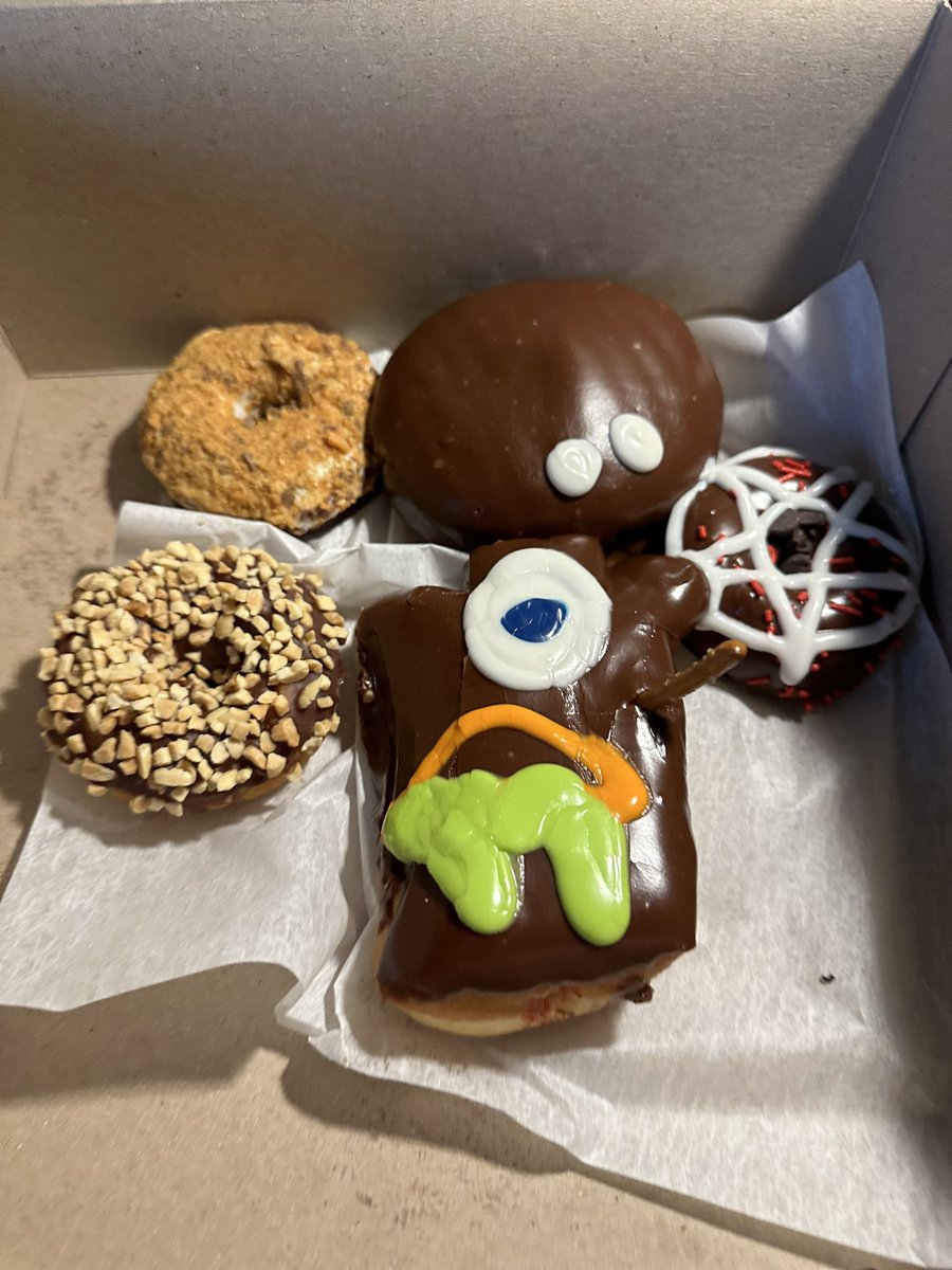 PeanutRaver's tweet photo. Thank you Oregon area trainers for spending some time with me today for Grubbin CD! Ended the day with some voodoo and thanks to @Melanie99262949 @PopplioFan1992 @lopsidedgtr walking with my slow ass 😅 and doing our lucky trades! #HappyBDayMe #PokemonGO #PDX
#WheresHang https://t.co/hudhKRyUdU