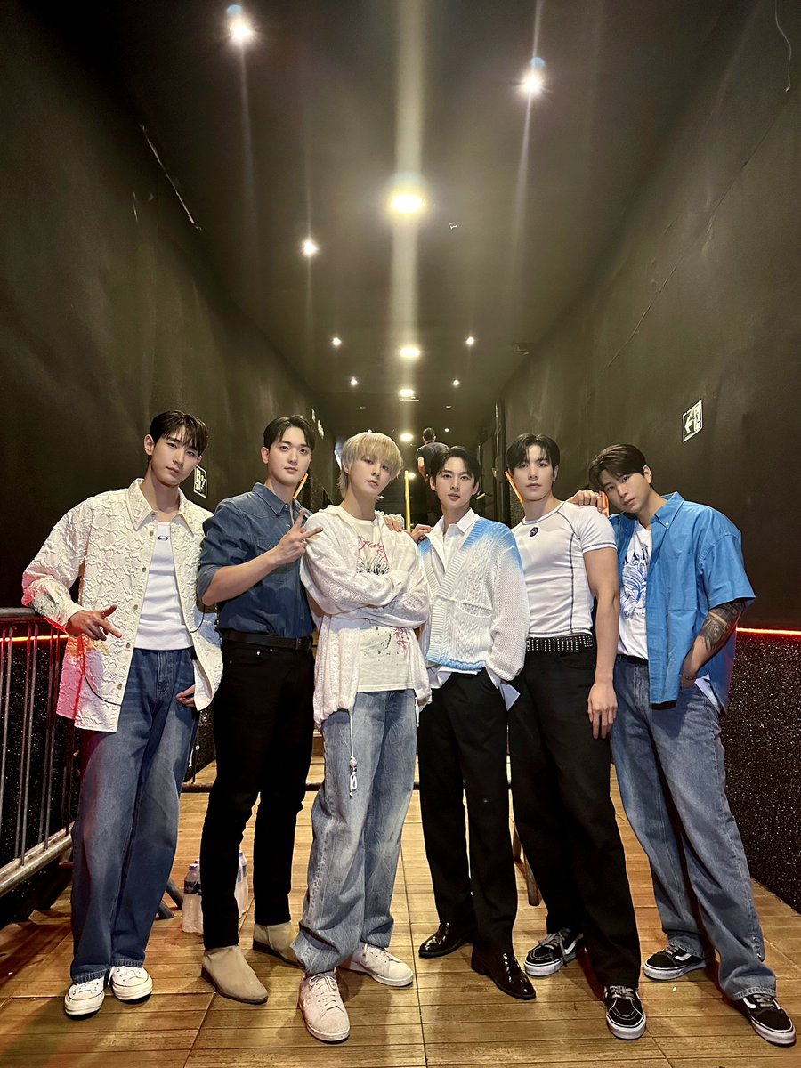 VAV_official's tweet photo. [#TODAY_VAV] 230923
#VAVinBRAZIL
Obrigado VAMPZ~💚💛💙

#VAV #브이에이브이 
#VAVinLATINAMERICA https://t.co/qPIx2QStVm