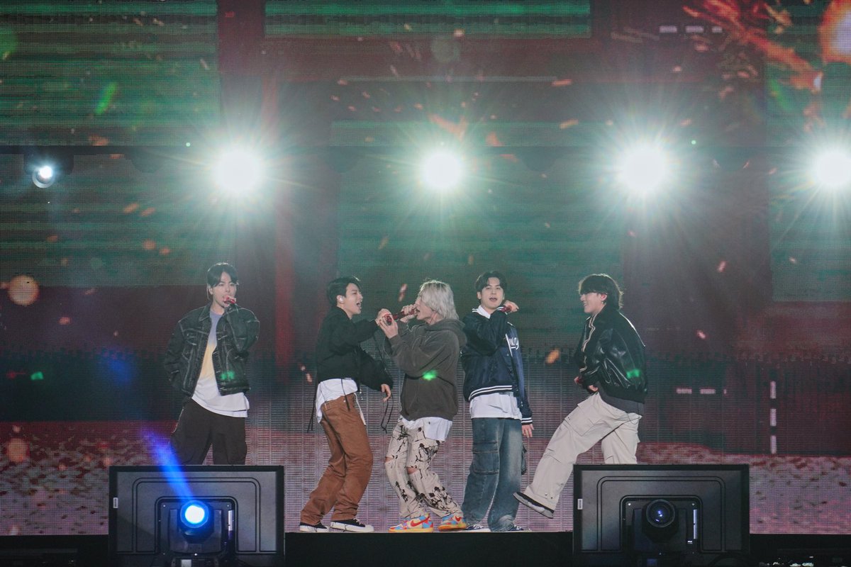 idolradiokorea's tweet photo. 「IDOL RADIO LIVE IN SEOUL」 

📸 출처 : MBC 

#IDOL_RADIO_LIVE_IN_SEOUL 
#아돌라콘
#iKON #아이콘 https://t.co/5CeKP6kKhD