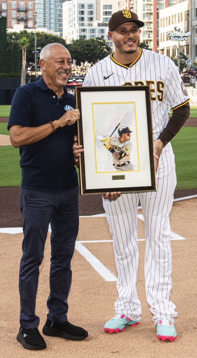 Close up of Manny Machado’s LatinoMVP career milestone during his 2022 National League LatinoMVP Award presentation. The artwork for Manny’s one-of-a-kind award was done by James Fiorentino <a href="/JFiorentinoArt/">James Fiorentino</a> 🏆⚾️🇩🇴

#LatinoMVP #LatinoSports