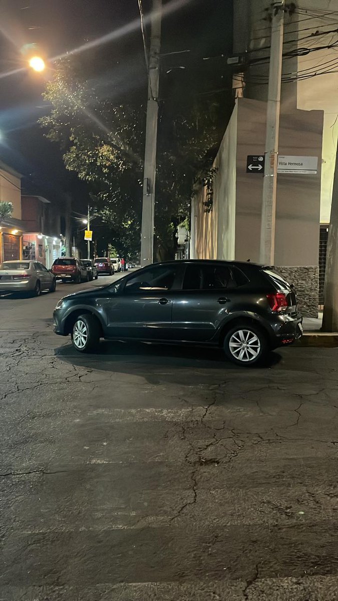 MBraCo2's tweet photo. Se solicita grua en Mariposa esq. Cda. Vista Hermosa. Asistentes a #LuchaLibre se estacionan donde quieren. Apoyo para retirar franeleros. @SSC_CDMX @UCS_GCDMX #CDMX Urge ordenan tráfico cuando termine el evento. Nula organización de parte de @BJAlcaldia y @luchalibreaaa https://t.co/GXHyFZEVhL