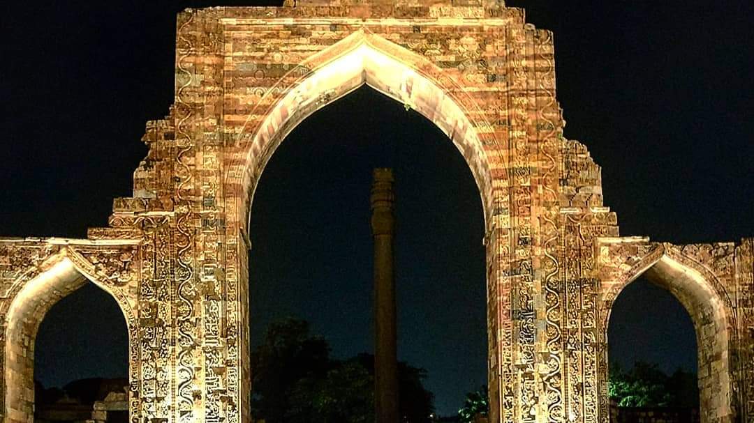 tikulli's tweet photo. The gorgeous arches of the screen wall (maqsura) of the 12th-century Jami Masjid or the Quwwat ul-Islam mosque in the Qutub complex. #Delhi #DelhiHeritage #HeritageWeekend #QutubComplex #dilli #incredibleindia #sundayvibes #nightlife https://t.co/iQwm9HrRSG