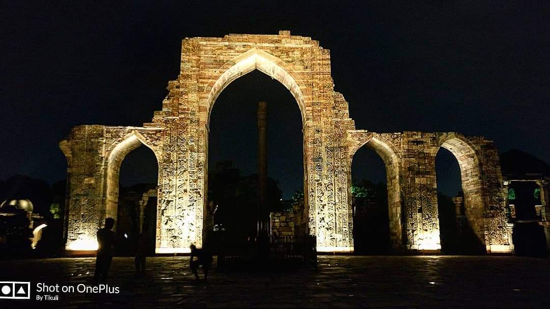 tikulli's tweet photo. The gorgeous arches of the screen wall (maqsura) of the 12th-century Jami Masjid or the Quwwat ul-Islam mosque in the Qutub complex. #Delhi #DelhiHeritage #HeritageWeekend #QutubComplex #dilli #incredibleindia #sundayvibes #nightlife https://t.co/iQwm9HrRSG