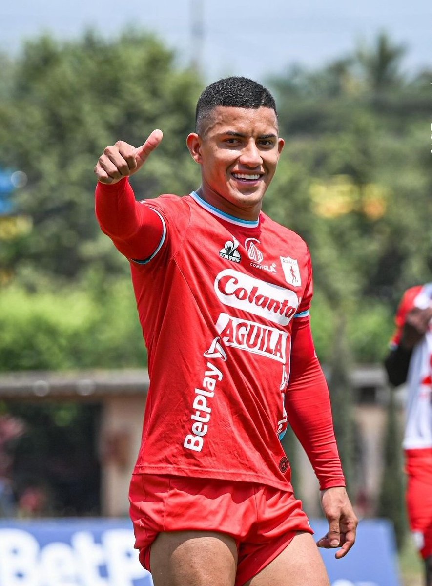 AmericaDeCaliE1's tweet image. Las figuras del partido

🥇CB7. 
🥈J Quiñones. 
🥉M Mina.

Se encarrila #America como favorito al #Titulo 🏆