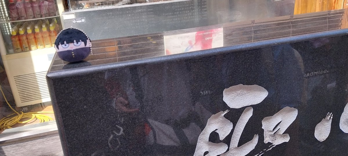 [RT부탁드립니다]
성심당 본점 간판앞에 모브 경단 두고 가신 분. 많은 사람들이 이게 뭐지하고 소심한 그를 만지고 구경하고 있습니다. 어서 모브를 구해주세요.