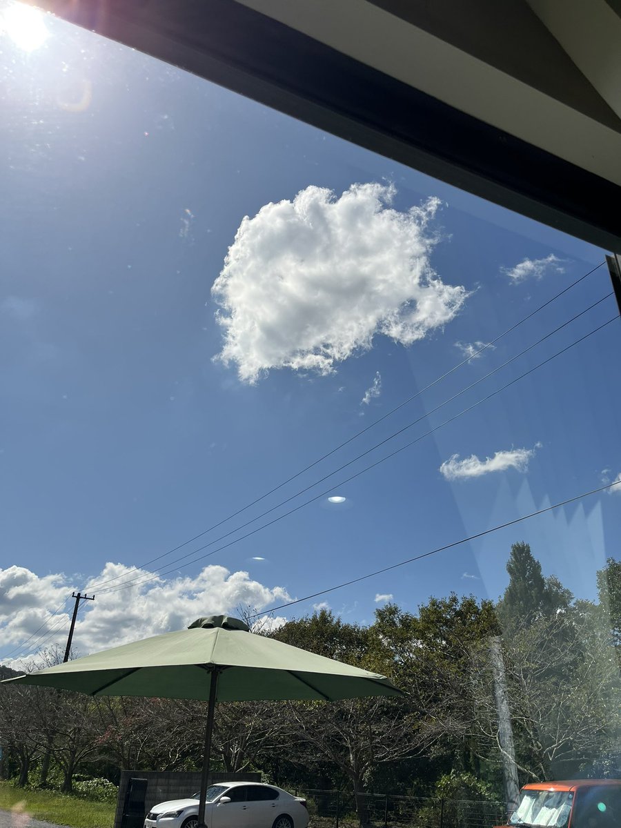 wanko_love1010's tweet image. 見てください!
私が感じた事ですけど、火葬が始まってしばらくすると
雲が…
左の写真
上に突起が3つ(先代犬)が待ってて
その下に来夢が両手広げて天に登って行ってるように見えませんか?
それから1分も経たない内に右の写真の様にお兄ちゃんお姉ちゃんの元へ辿り着いて居なくなりました。