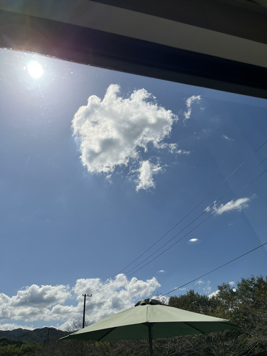 wanko_love1010's tweet image. 見てください!
私が感じた事ですけど、火葬が始まってしばらくすると
雲が…
左の写真
上に突起が3つ(先代犬)が待ってて
その下に来夢が両手広げて天に登って行ってるように見えませんか?
それから1分も経たない内に右の写真の様にお兄ちゃんお姉ちゃんの元へ辿り着いて居なくなりました。