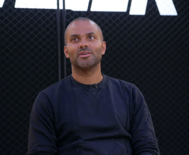 50NuancesDeNBA's tweet photo. Interrogé sur son rapport à la France, et sur ses propos « les français se plaignent tout le temps » tenus en juin dernier (lors d'une conférence à Nice, pour son entrée au Musée National du Sport), Tony Parker a mis les points sur les i chez @booska_p :

« Je suis très très proche de la France, la plupart de mes investissements sont en France, j'adore la France. C'est marrant que tu me parles de cet extrait, car c'est l'exemple typique d'une phrase sortie de son contexte. J'avais commencé en disant que j'étais fier de mon pays, que je montrais le drapeau français quand je gagnais en NBA...j'ai dit cinquante mille choses géniales sur le pays, mais eux, ils prennent juste la phrase où je dis « on est des râleurs »...mais, c'est la vérité. Tu ne vas pas me dire qu'on est pas des râleurs... » 🎙️

Et le journaliste Darryl Ngoufi lui demande si cette polémique l'a touché...sa réponse :

« Ah je m'en fous, complètement. Je suis averti (des critiques) car mes équipes me le disent, mais les français savent la vérité. Ça fait parler, on m'en a encore parlé tout à l'heure sur un plateau TV, mais tu ne pourras jamais me dire que je n'aime pas mon pays, que je n'aime pas la France, c'est n'importe quoi. C'est à 25 ans que j'ai compris...quand t'es jeune, c'est humain, tu regardes tout ce qu'il se dit sur toi : les commentaires, les journaux, Insta ; c'est normal. Mais quand j'ai accumulé Champion NBA, All-Star, All-NBA et MVP des Finales et que je voyais encore des gens critiquer je me suis dit c'est bon, ça ne sert à rien, je vais me concentrer sur les gens qui m'aiment et ceux qui me soutiennent, le reste, je ne peux pas le contrôler ; et c'est un peu ma philosophie dans la vie, même en tant que chef d'entreprise : ça ne sert à rien de se prendre la tête sur des trucs qu'on ne peut pas contrôler » 🎙️