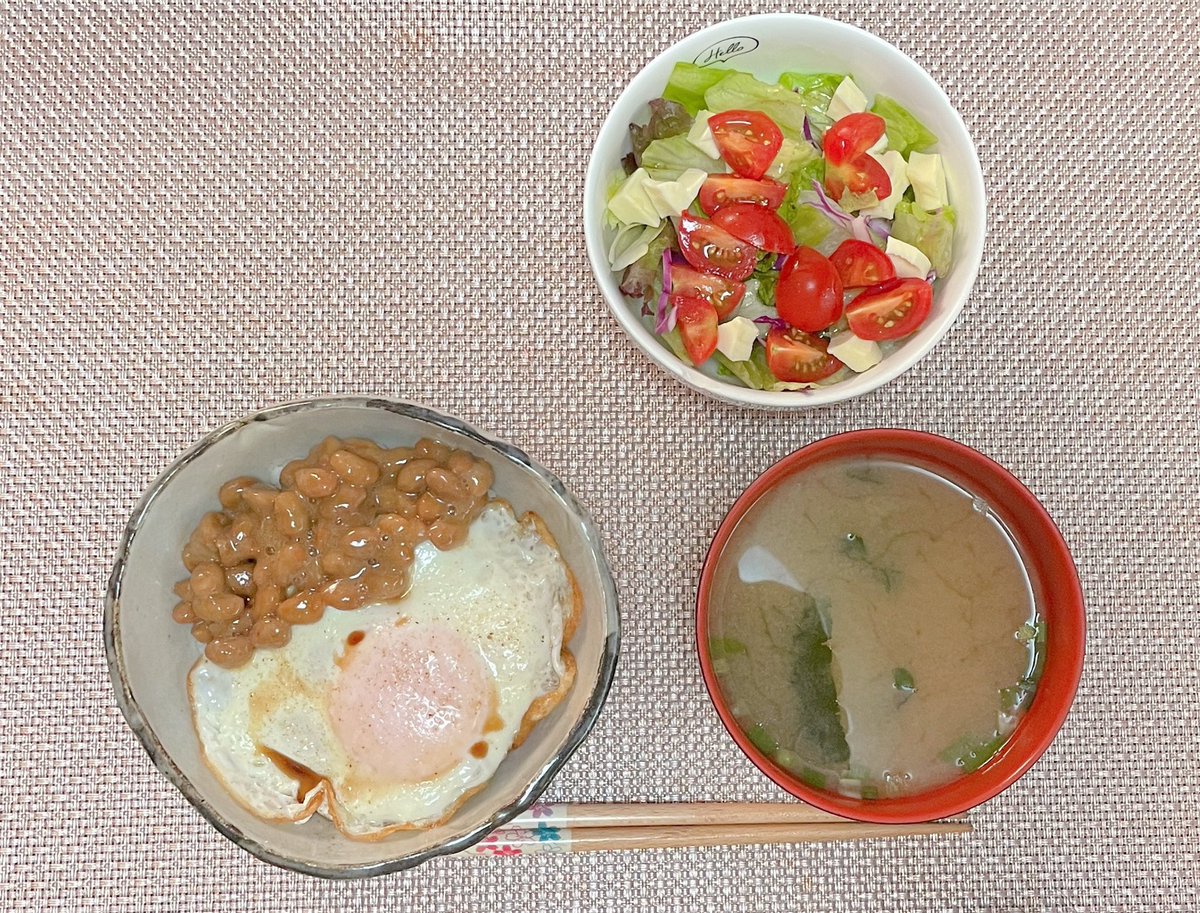 sio_o17's tweet image. 朝 なし
昼  目玉焼き納豆ご飯🍳🍚 
     サラダ🥗   味噌汁