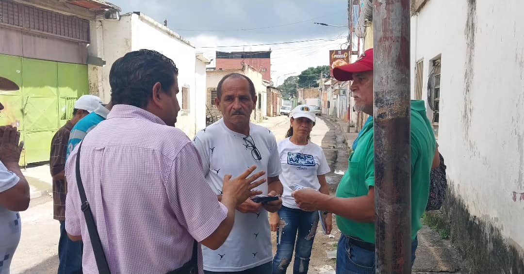 StalinLinares's tweet photo. Hoy en el Barrio El Atlas de la parroquia Candelaria al lado de la autoridad del CEP Compañero Hernan Pineda y parte de su equipo llevando el msj de #ProsperidADXVzla  con el Líder @prospericarlos quien da la adrenalina de Acción Democrática en Resistencia. https://t.co/ntQRPNqJ2C