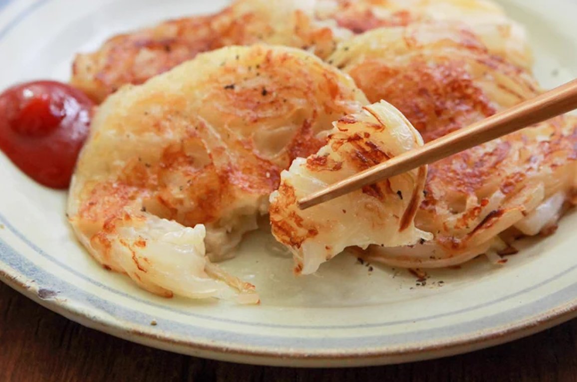 igarashi_yukari's tweet photo. 玉葱袋買いしてもこれですぐなくなる。「玉葱とポン酢、ピザ用チーズ」混ぜて焼くと妙に美味しい。香ばしいチーズとあ��い玉葱で箸止まらなくなります。

薄切り玉葱1個にポン酢小1混ぜラップし600W2分チン。片栗粉大1、ピザ用チーズ60g混ぜ、中火で熱したごま油小1で両面きつね色になるまで焼き黒胡椒 https://t.co/V8tbl0jp4a