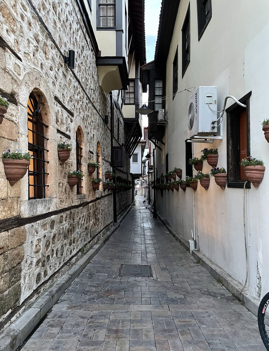 “İnsan her şeyi anlatamaz.
Zaten kelimeler de her şeyi anlatmaya yetmez.”

Cengiz Aytmatov