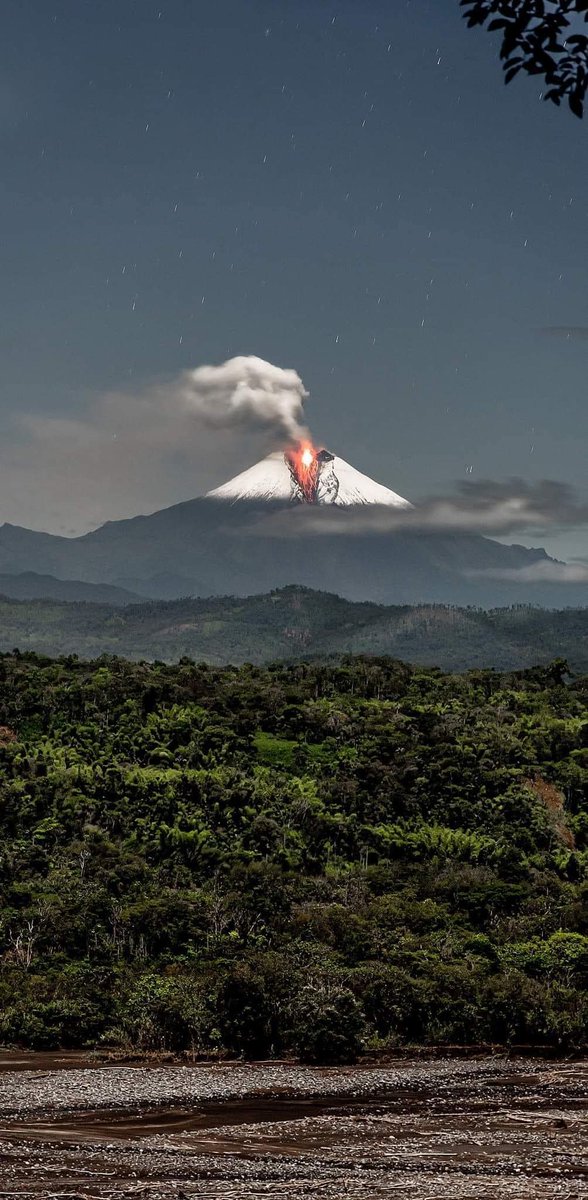 AmazoniaON's tweet photo. El majestuso volcán Sangay, en todo su esplendor. Foto de Luis Felipe Mosquera. #MoronaSantiago #HermosoEcuador #Amazonia https://t.co/TOViXnmuwg