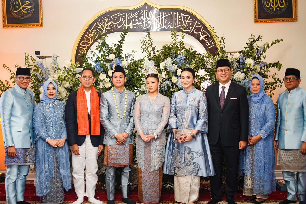 Alhamdulillah, suasana hangat dan bahagia yang diiringi rintik hujan menyelimuti proses akad nikah Kakak Atheera dan Panji yang digelar di Masjid Al Hikmah New York, Amerika Serikat.

Saya sampaikan terima kasih untuk Ustad Imam Shamsi Ali sebagai penghulu pernikahan, Abu Fida