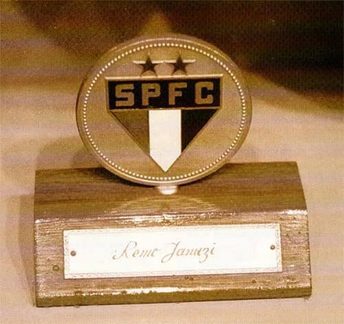 theamandamoura's tweet photo. Outra vez na história, o cenário é favorável para dois times no futebol brasileiro.

Se alguém fosse jogar uma moeda para saber o campeão da CdB 2023, colocaria no cara “Flamengo” e no coroa “Palmeiras”.

Mas apenas imaginem: e se essa moeda caísse em pé?

#VamosSaoPaulo https://t.co/aO0KVSTTlk
