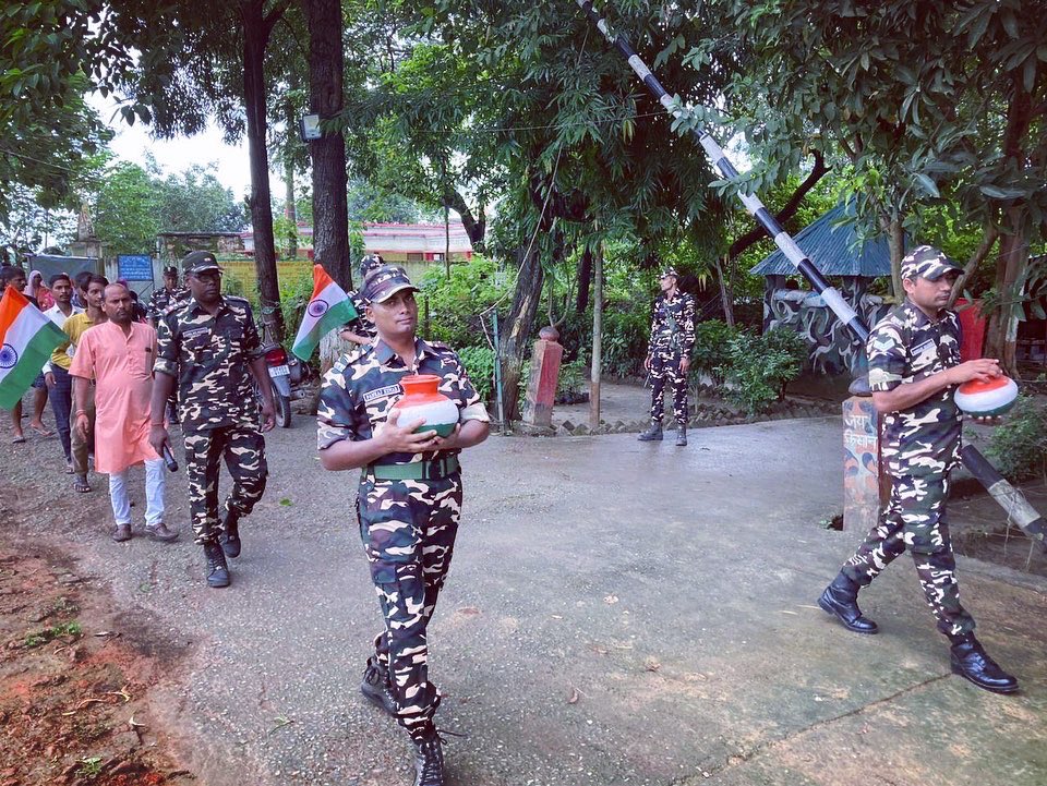 42bnssb_INDIA's tweet photo. 42वीं वाहिनी सशस्त्र सीमा बल बहराइच-I में “मेरी माटी मेरा देश” थीम को सार्थक बनाते हुए एस.एस.बी. जवानों एवं ग्रामीणों द्वारा हर-घर से मिट्टी एकत्रित कर अमृत कलश यात्रा कार्यक्रम आयोजित किया गया | #merimatimeradesh #merimattimeradesh🇮🇳🇮🇳 #ssb #ssbfhq #india https://t.co/NbefrtE0bF