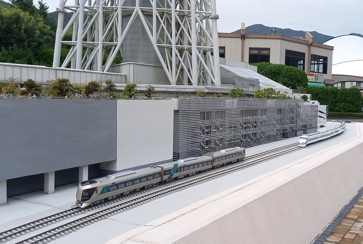 以前東京スカイツリータウンには元祖スペーシアが2台設置されていましたが、現在は1台と #リバティ になっております🚃
長らくジオラマを走っていたリバティも一休み🍵これまで撮れなかった真正面から、真上から、接写等、お好きな位置から撮って下さいね📷✨
#東武ワールドスクウェア #ミニチュア