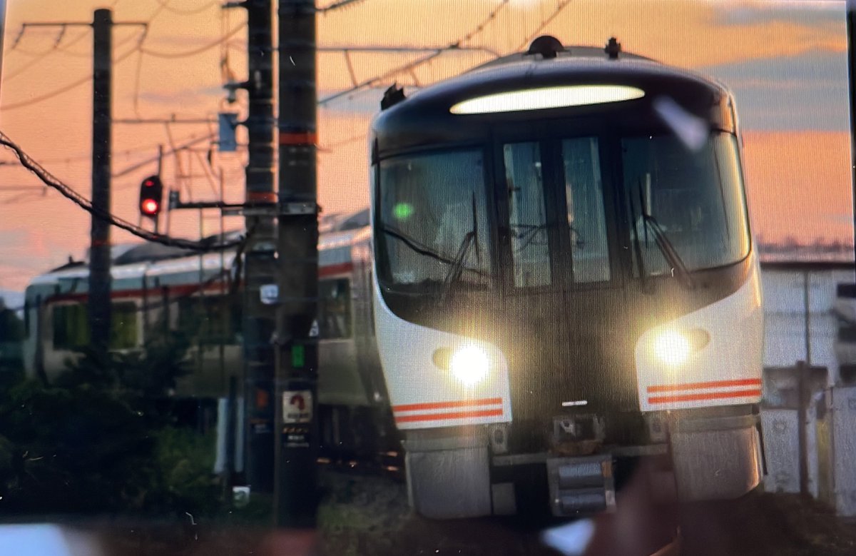 takkin_engine_d's tweet photo. 鈴鹿グランプリ2号は数分の遅れにてD106+D203編成にて通過していきました🫡
#HC85系
#D106
#D203
#鈴鹿グランプリ
#特急鈴鹿グランプリ
#鈴鹿グランプリ2号 https://t.co/l9hdivudOt