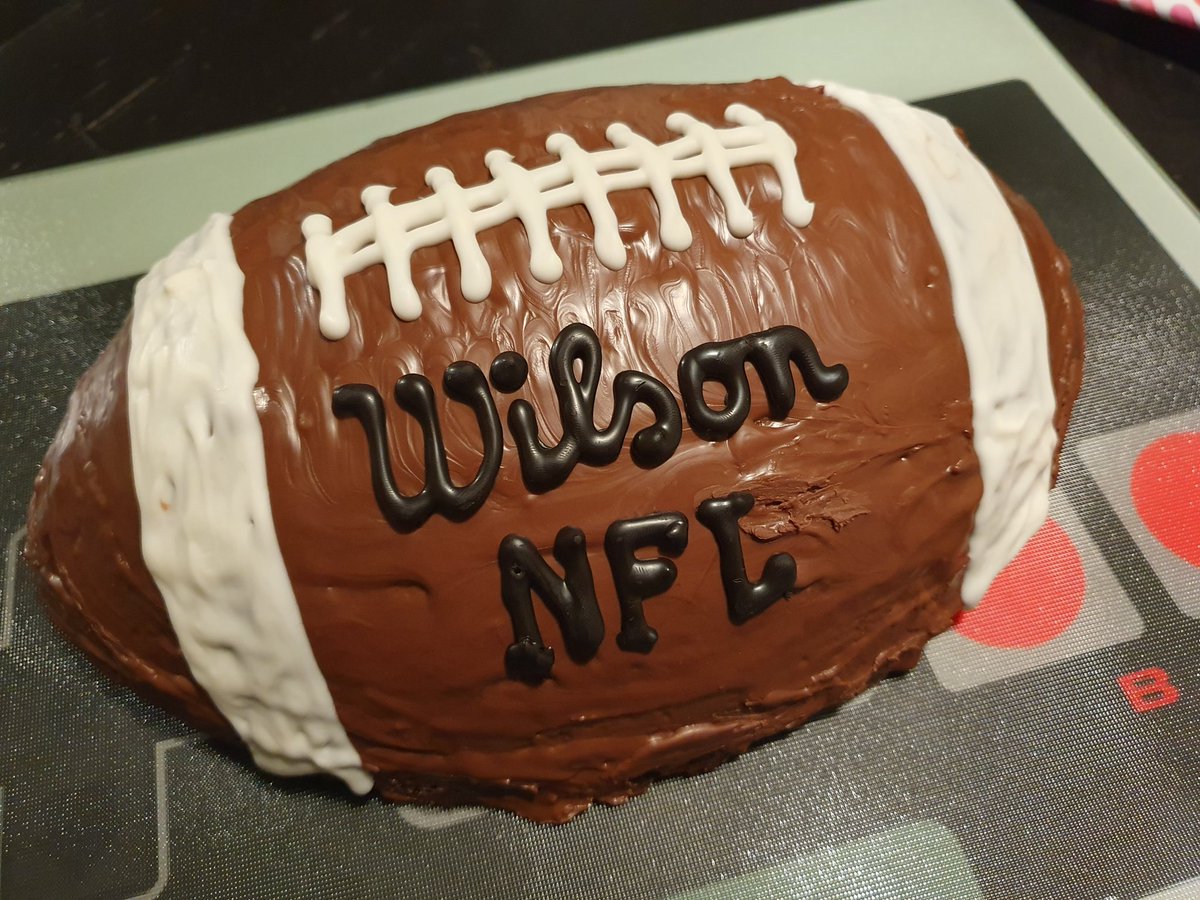 Habe dem Mann <a href="/PhysikerRenz/">Marcel ⚽🏉☢️</a> zum Geburtstag einen #Football gebacken 🥳🥳🥳 

#NFL
