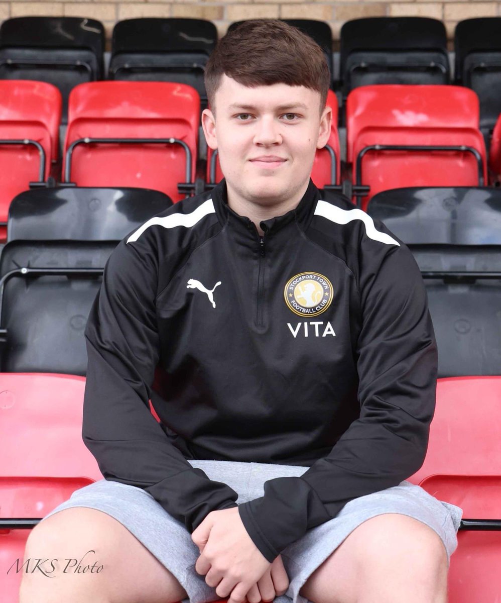 StockportTownFC's tweet photo. 𝗪𝗲𝗹𝗰𝗼𝗺𝗲 𝘁𝗼 𝗧𝗼𝘄𝗻 🔴⚫️

We are delighted to welcome @ucfb  Student Finlay Rowan as our new Media Officer, as we build our off field team further.

Finlay has recently taken control of our Matchday content on Social Media.

📸 @PhotoMks 

#LiomsRoar 🦁 https://t.co/FNH3jlSM2O