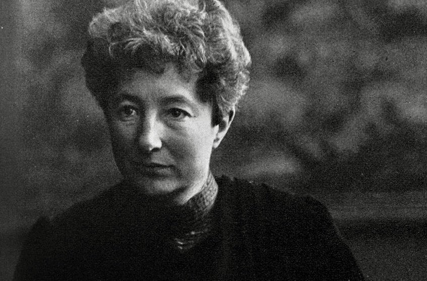 Dr. Anita Augspurg, Juristin, Frauenrechtlerin, Pazifistin, wohnt mit ihrer Partnerin in München. Als Jüdin ist sie ab 1920 mit Hass und Gewalt der Nazis konfrontiert – 1923 beantragt sie beim bay. Innenminister die Ausweisung des Österreichers Hitler wegen Volksverhetzung. 1/2