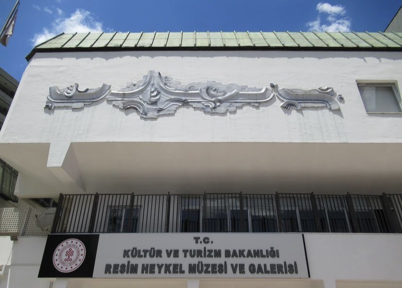 İzmir’de bir mimarlık-sanat işbirliği örneği,

Mimar Muhlis Türkmen ve İnal Görel tarafından 1967 yılında tasarlananan İzmir Resim Heykel ve Galerisi.

Müzenin giriş cephesinde Mustafa Tunçalp’in 1983-1985 tarihli seramik panosu yer almaktadır.
