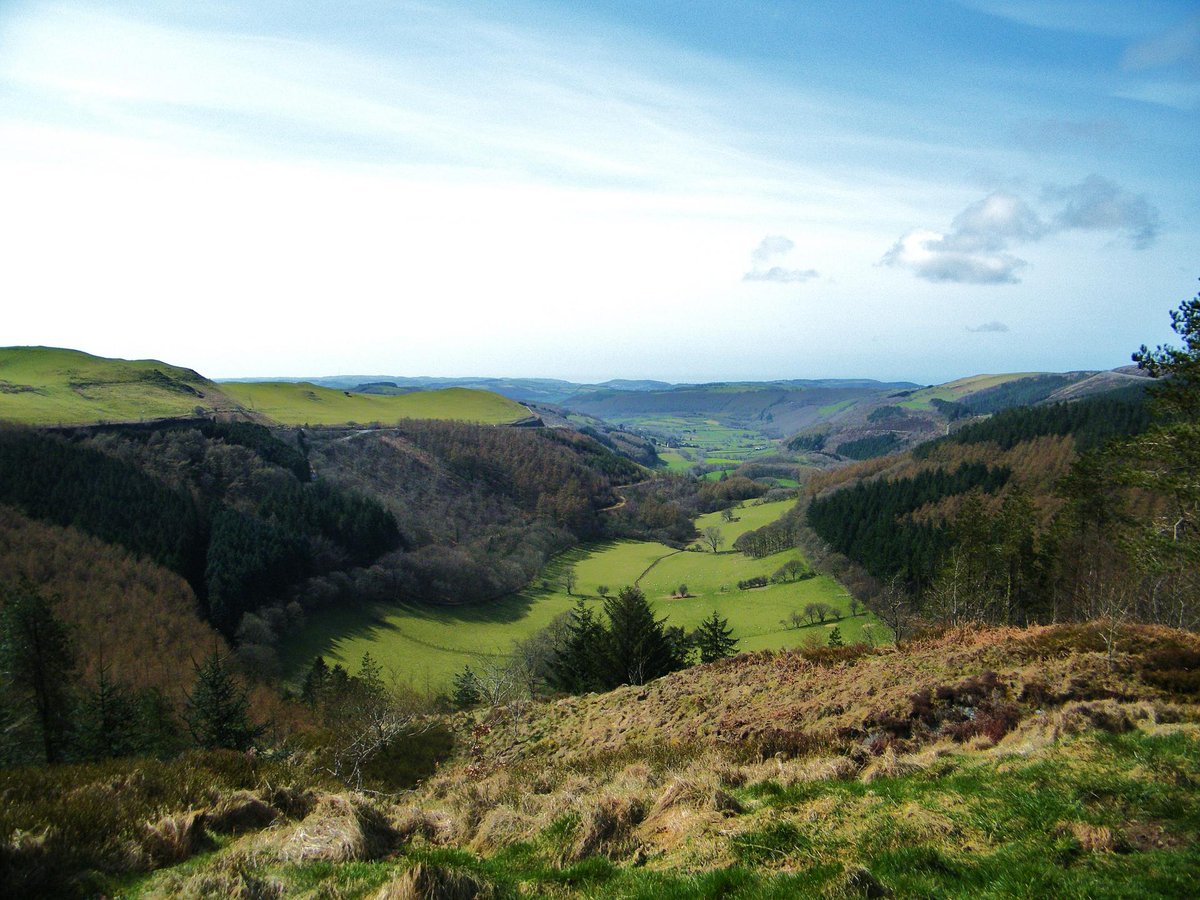 RGS_IBG's tweet image. Pause, wander and take a breath of fresh air... today is #GetOutsideDay

From tiny treasure hunts, to ancient landmarks, click here to get inspiration for your trip into the great outdoors 👉 orlo.uk/ubkYZ

📸 Bwlch Nant yr Arian,© Hannah Gilbert (CCL)

@OrdnanceSurvey