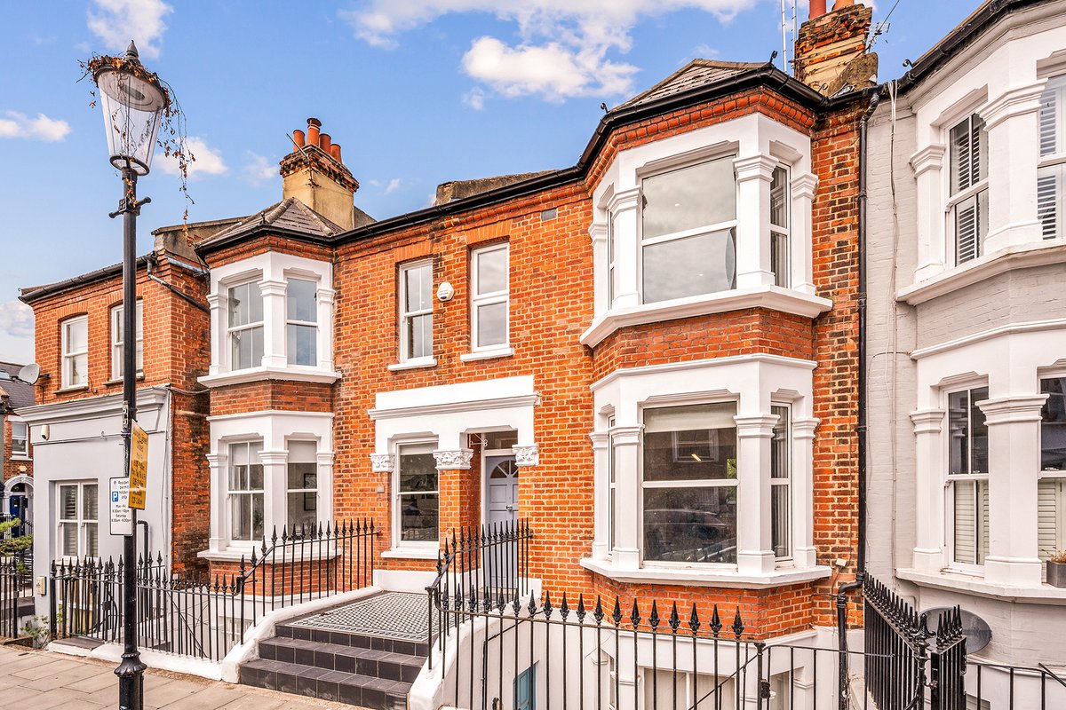YOUhome_ldn's tweet image. A rare find in Chelsea: A double-fronted Victorian terraced house offering modern, lateral space.
 Read our latest blog to understand more about these characterful heritage houses. 

youhome.co.uk/london-estate-…

#SW10 #Londonproperty #househunting #Victorianhouse #Chelseamums