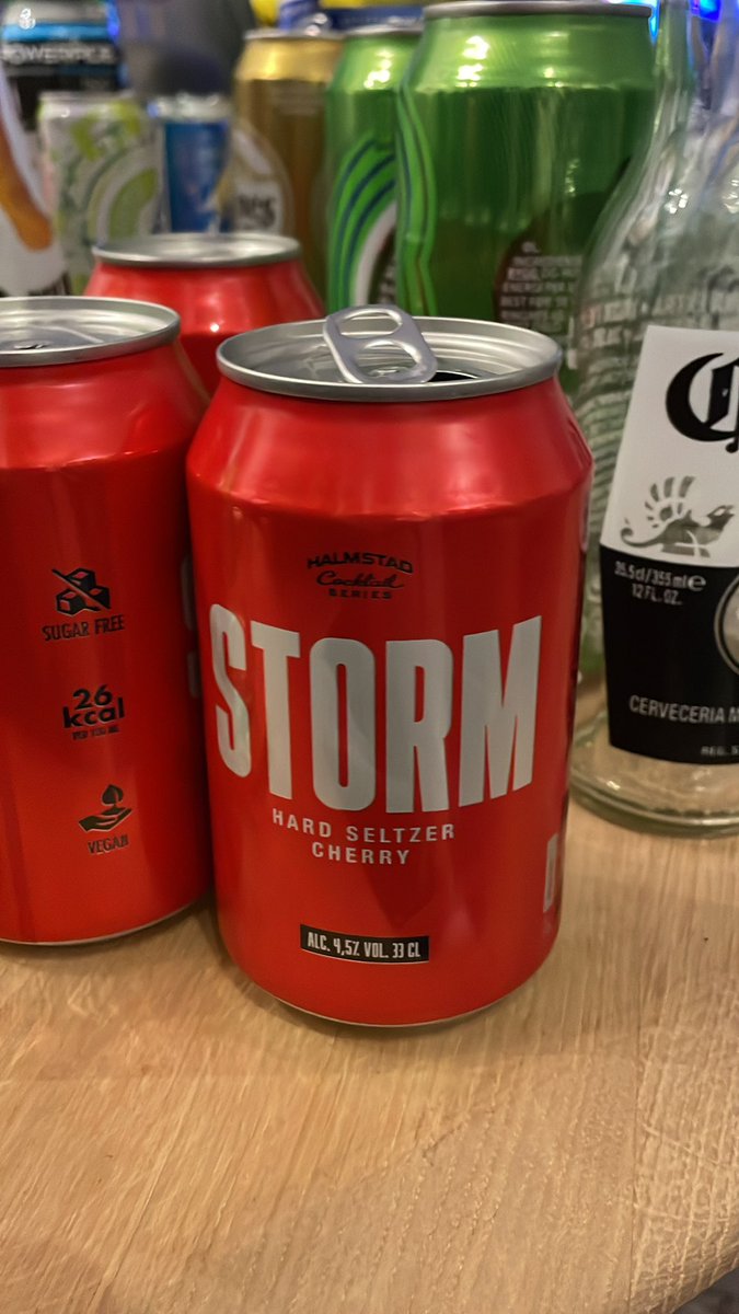 Fikk endelig satt kloa i Denne Debuntanten her. Første boksa var god, Men etter 3/4 enheter ble den litt «Heavy» så ungdommen seier. 

Rating: 7/10

Tuborg Lime Seltzer står fremdeles som Geitebukken.