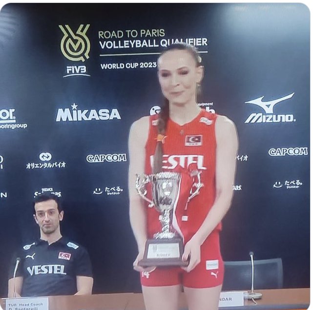 Milyonlarca minik Türk kızı, sizin gibi olabilmenin hayaliyle spora başlıyor, Türkiye’ye şampiyonluklardan kupalardan çok çok daha fazlasını kazandırdınız, varlığınızla onur duyuyoruz 🇹🇷