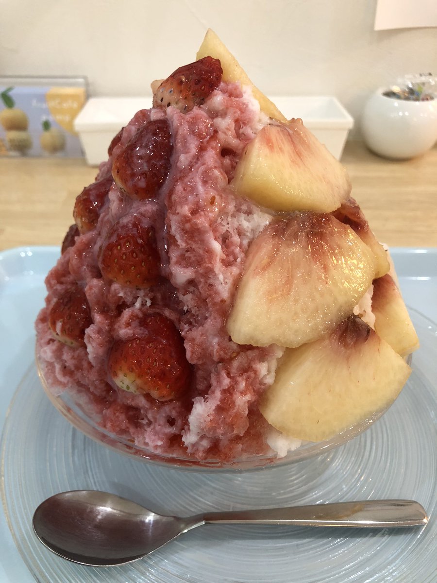 めっちゃ早く（当社比）退勤したので、フルーツカフェpompで桃と苺のかき氷キメてきちゃった💸美味しかった...🤤