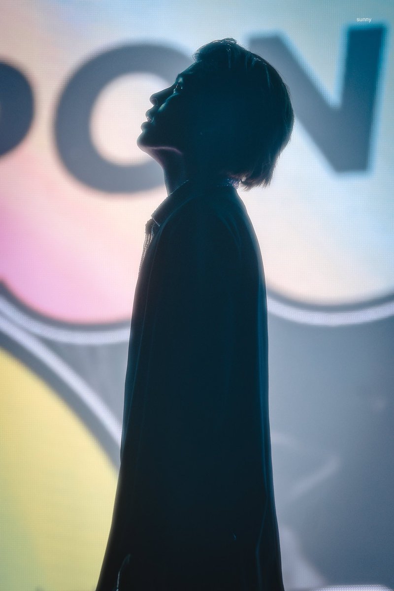 Can we talk about how beautiful his silhouette is?

A silhouette!

With only little lights creating the tiniest chiaroscuro dancing on his outline!

But look, even without enough brightness, he still shines the brightest.

Pic cr. @sunny_0517 

#ppnaravit 
#GMMTVFandayinBKKxPP