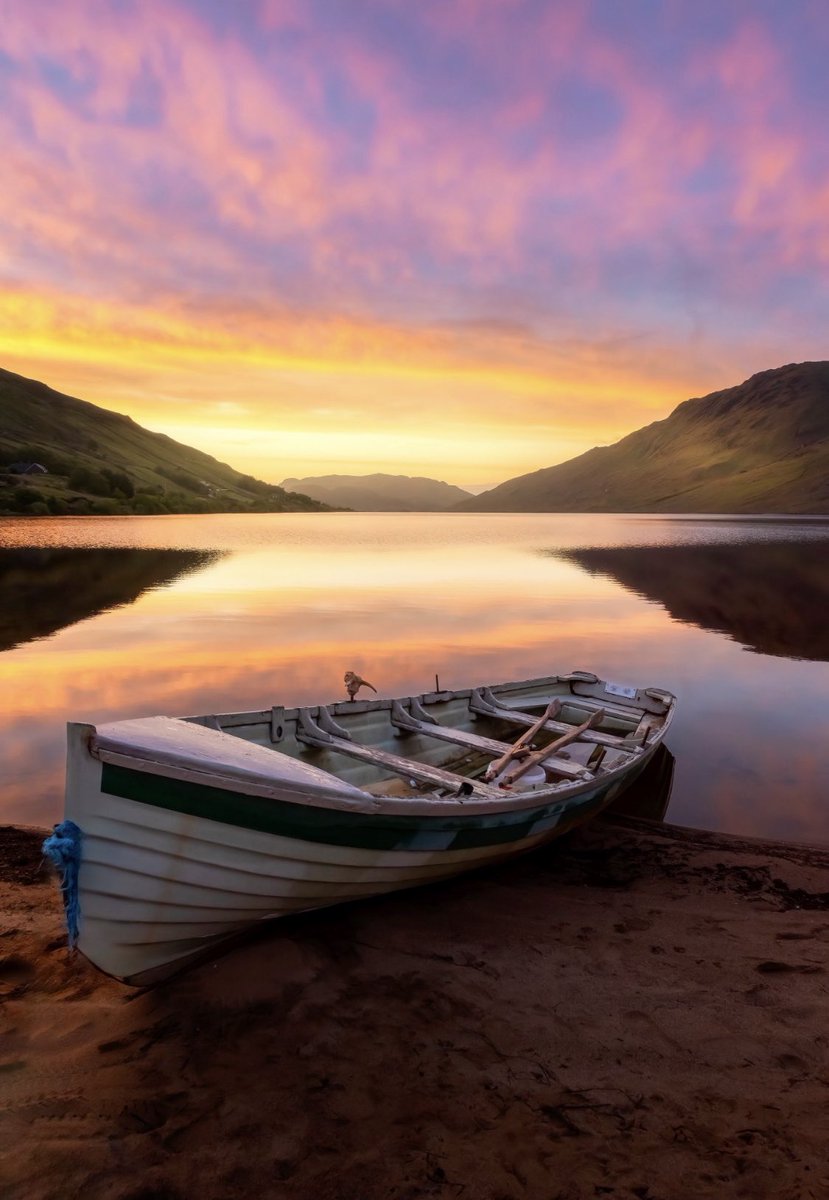 Sunrise at Lough Na Fooey, Connemara, Galway 🌅 

#WildAtlanticWay #LoveGalway 
📸 <a href="/conor_varley/">Conor Varley Photography</a>