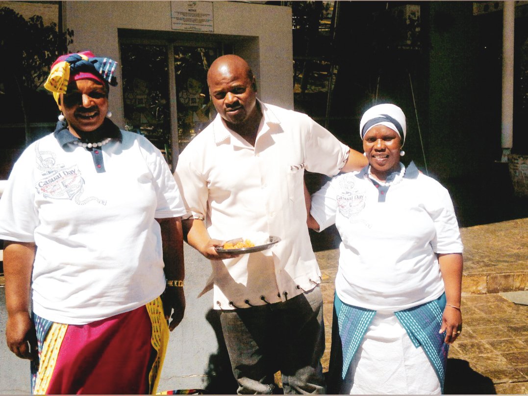 SebasaMogale's tweet image. 11 yrs ago when we celebrated Heritage day with Mmaphuti le Maserole. Today, they're performing at a Provincial Heritage Day celebration in Venda. #myheritage #mypride #myculture