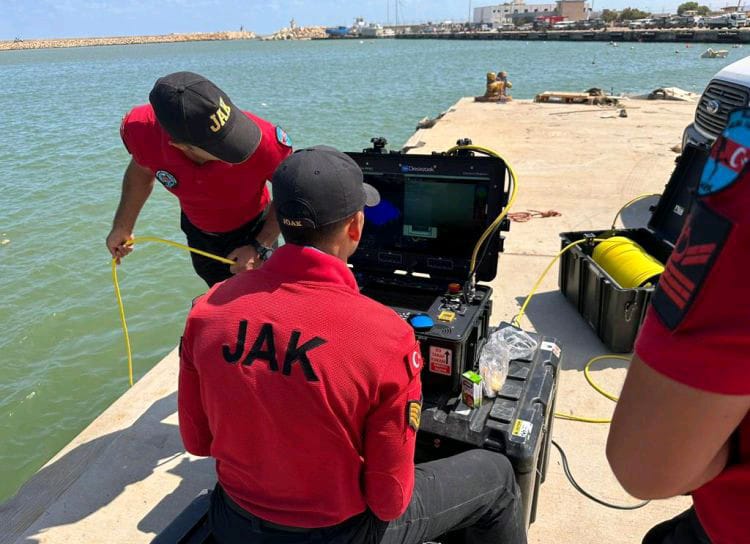 JAK Libya'da Maren Robotics üretimi SAGA PRO MiniROV kullanıyor.

Jandarma Arama Kurtarma-JAK birimleri Libya'da selden etkilenen bölgelerdeki çalışmalarda 300 metre derinlikte görev yapabilen Maren Robotics üretimi SAGA PRO MiniROV kullanıyor.