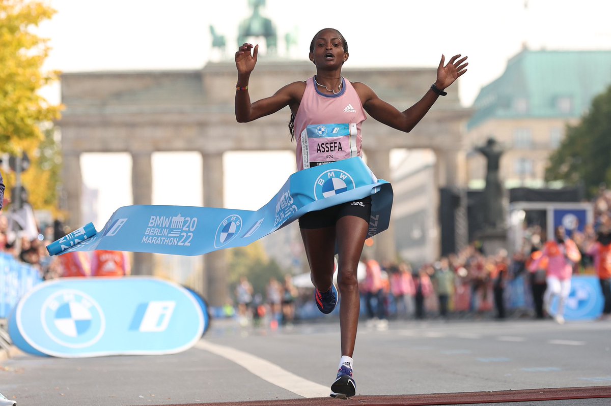 AmorosLive's tweet photo. 🚨 WORLD RECORD!
⭐️ ¡MARCA PARA LA HISTORIA!
👽 ¡EXTRATERRESTRE!

🇪🇹 Tigist Assefa destroza el récord mundial femenino de maratón en Berlín

2️⃣:1️⃣1️⃣:5️⃣2️⃣ 

😳 Baja la plusmarca mundial por más de dos minutos [2:14:04, 🇰🇪 Brigid Kosgei en Chicago 2019] https://t.co/FayQhiq2eW