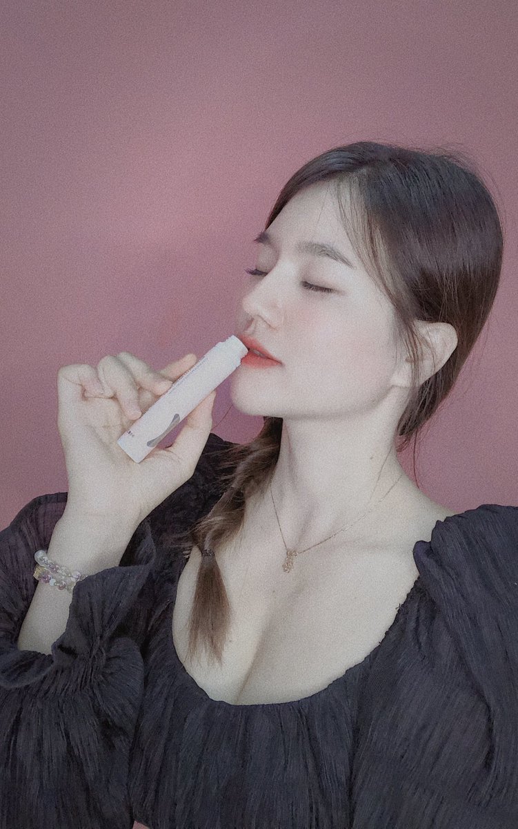 LadyZhang8's tweet photo. 好处多多的胶原蛋白肽，变美 让脸蛋皮肤紧致弹性，让美乳挺饱满，越喝越少女
#胶原蛋白肽原液 #美容养颜 #年轻 #丰胸 #弹性 https://t.co/a18scrr13P