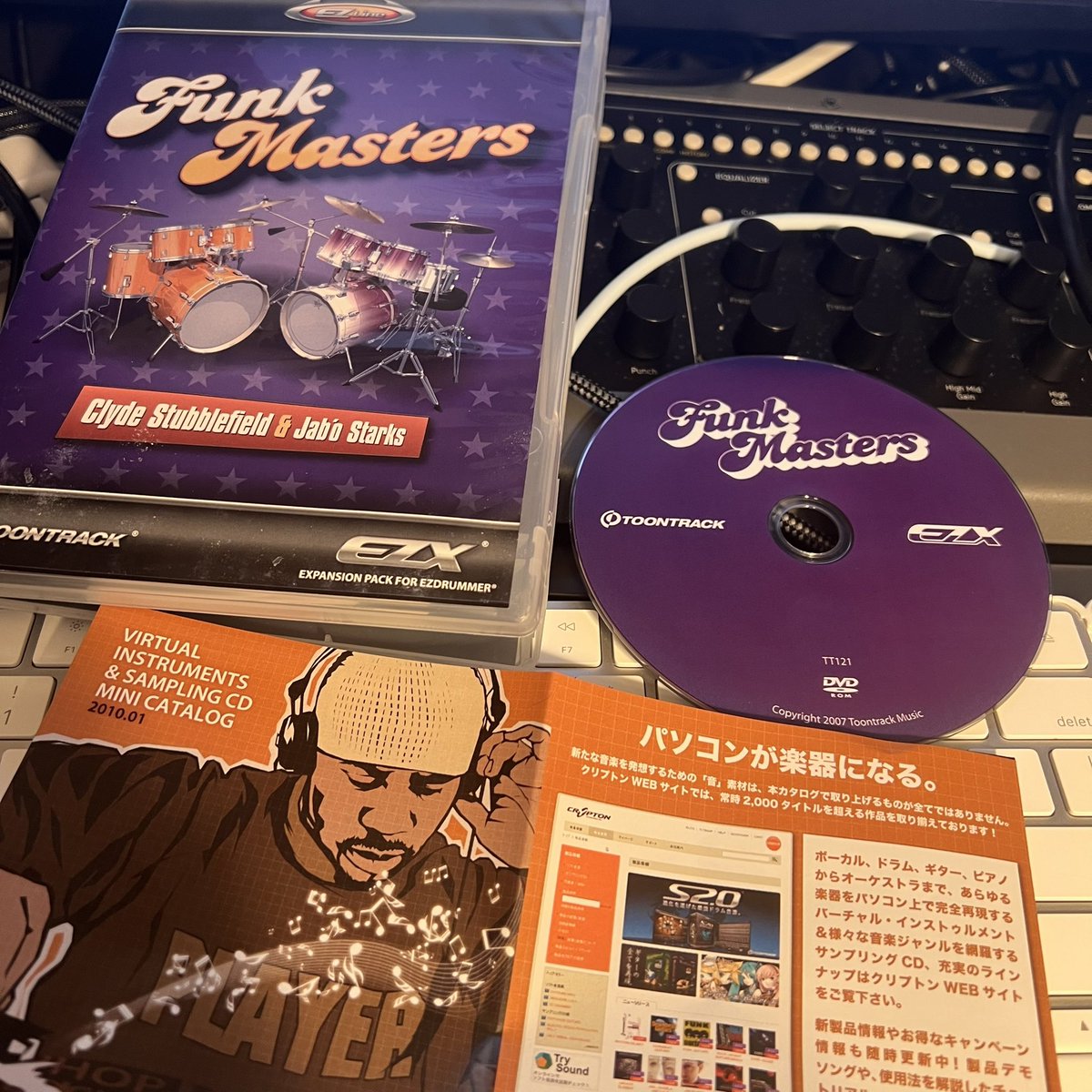 kinen_papico's tweet image. ヨドバシで #Ezdrummer の #EZX ラスイチのパケ版届いたんだがDVD版だった！あと経年劣化でジャケ背表紙下の部分のプラがポロポロ崩れて粉撒き散らしてヤバいw

さて、これからネット断食して制作に集中します