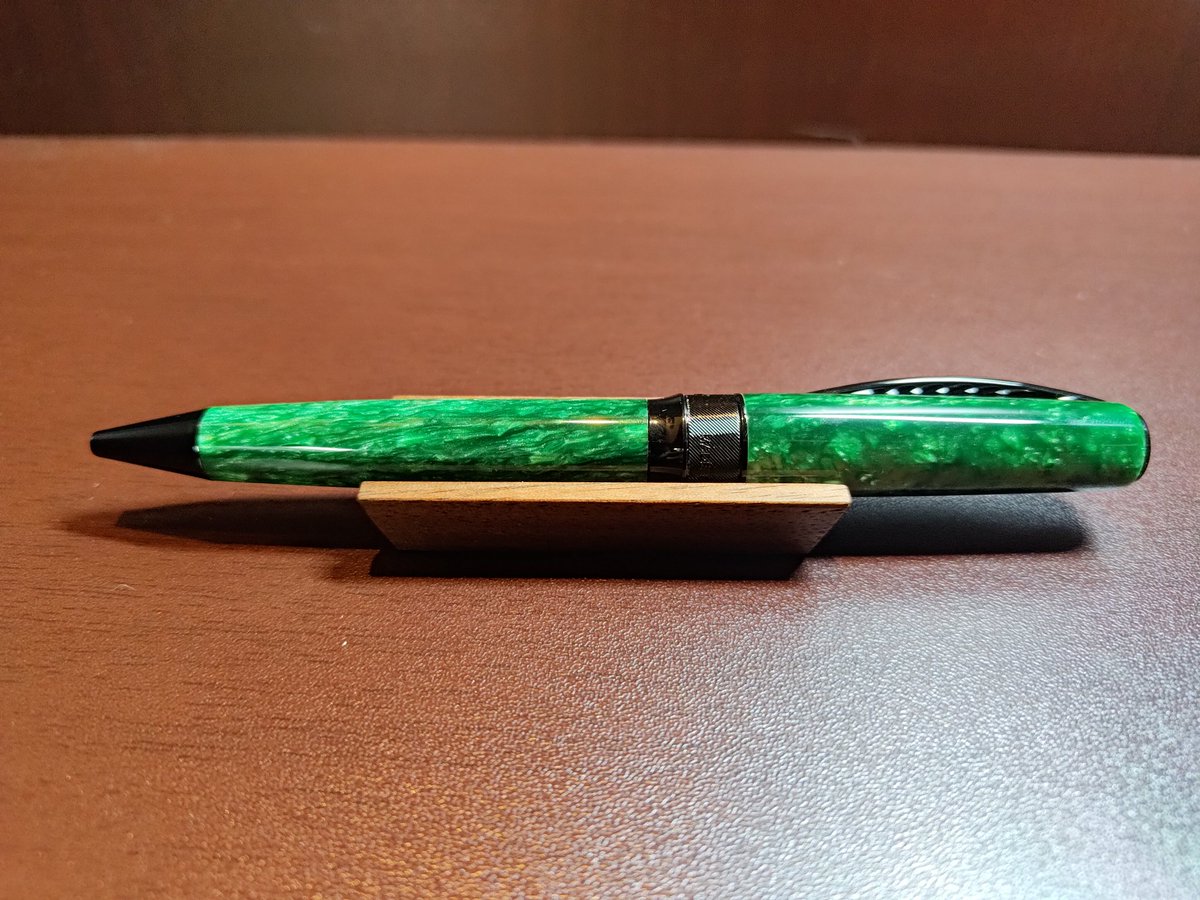 ___hhm___'s tweet photo. 趣味の文具祭での購入品
PineiderさんのRockシリーズのボールペン
現時点では日本未導入のカラー
ターコイズブルーも良かったけどグリーンを選択
#趣味の文具祭 #Pineider https://t.co/i9guYW1JIL